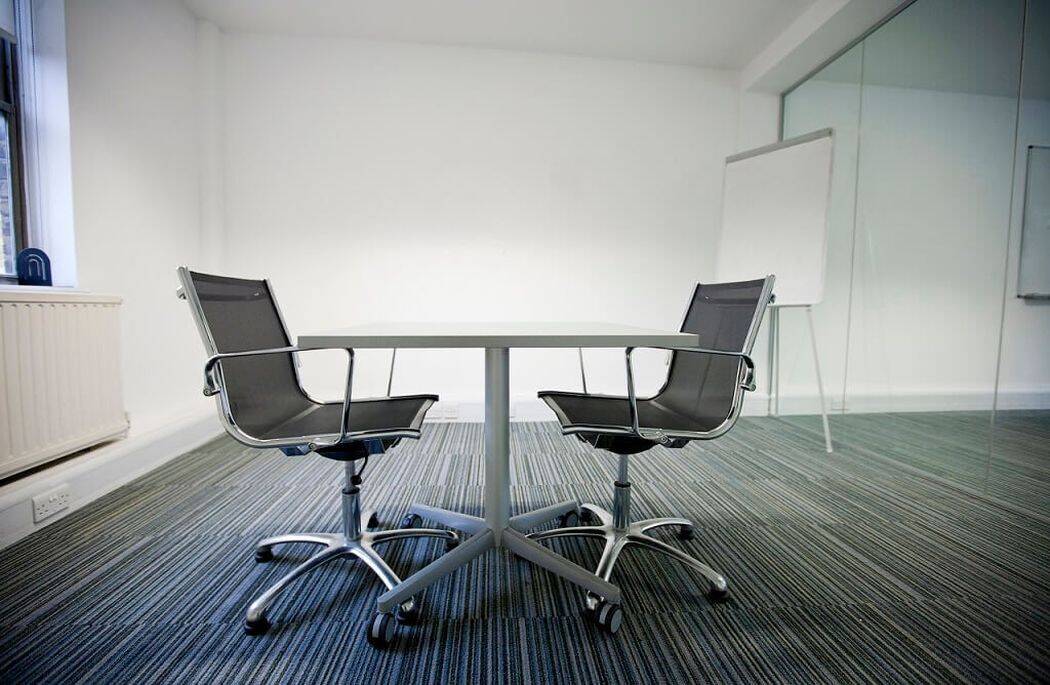 Duże biurko do biura – jak je wybrać?
