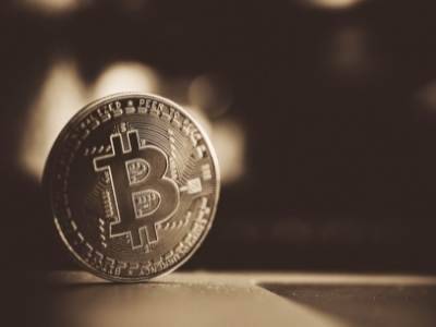 Bitcoin i kryptowaluty - przewodnik po inwestowaniu i kupowaniu