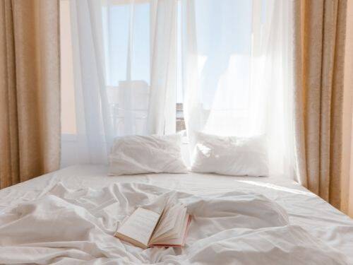 Najlepsze łóżka tapicerowane do Twojej sypialni - na co zwrócić uwagę przy kupnie